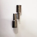 Rozsdamentes Corby csavar Ø 6/4 mm × 26 mm, 1 pár, kés- és bicskamarkolatok rögzítéséhez.